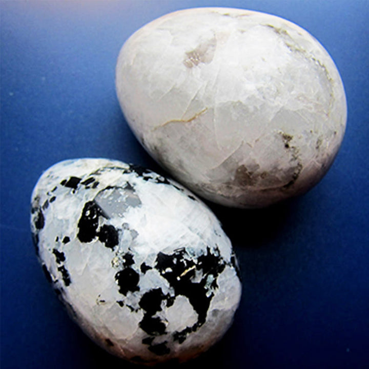 Uovo di cristallo di tormalina e pietra di luna di Pasqua, nuovi inizi