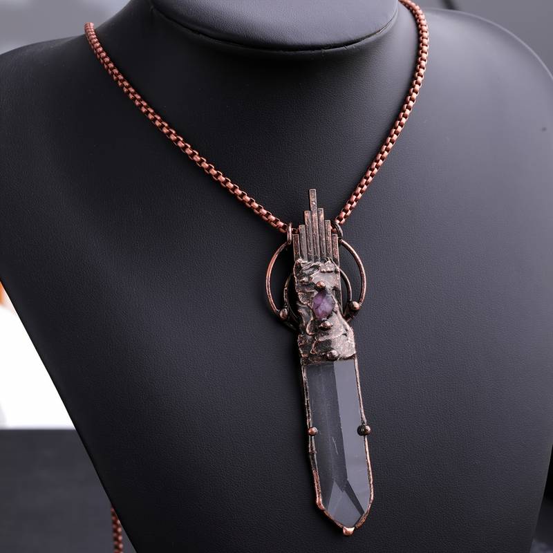 Collana con ciondolo in pietra preziosa con spada vintage in rame e cristallo trasparente Olivenorma