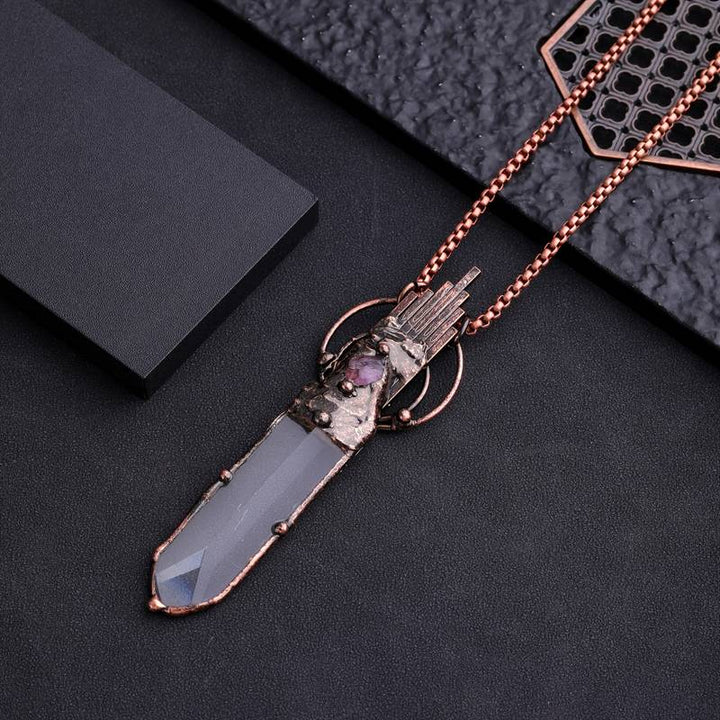 Collana con ciondolo in pietra preziosa con spada vintage in rame e cristallo trasparente Olivenorma
