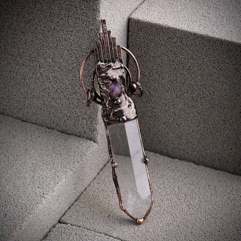 Collana con ciondolo in pietra preziosa con spada vintage in rame e cristallo trasparente Olivenorma
