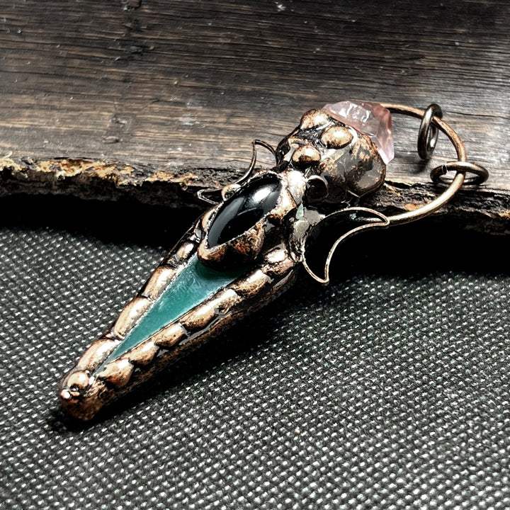 Collana con ciondolo in cristallo a doppia luna con freccia in rame Olivenorma e pietre preziose