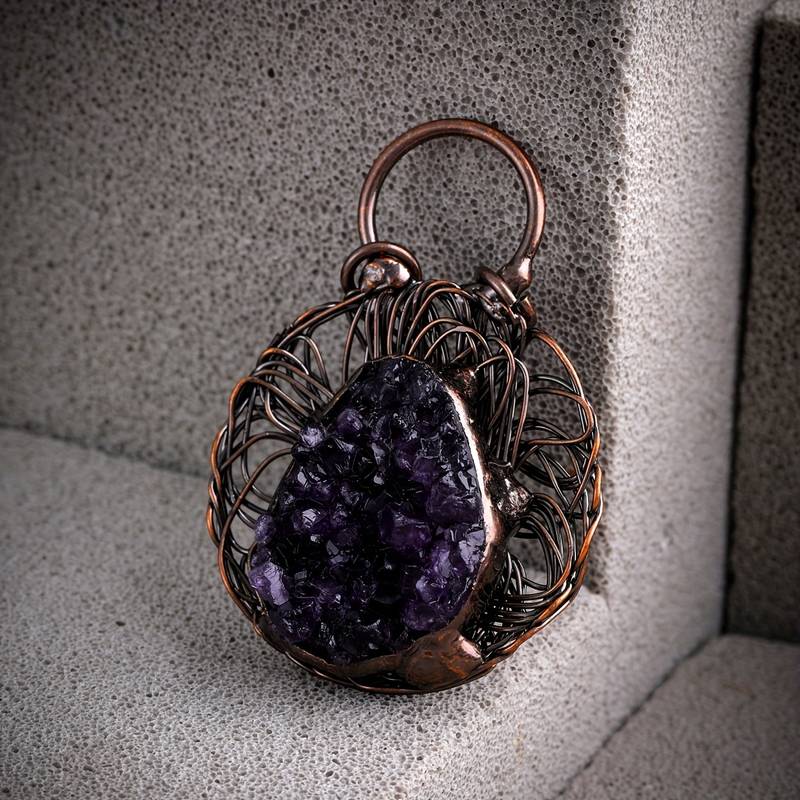 Collana Olivenorma con pietra preziosa di ametista irregolare intarsiata e filo avvolto