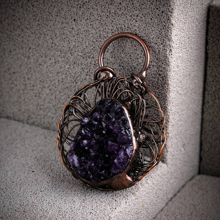 Collana Olivenorma con pietra preziosa di ametista irregolare intarsiata e filo avvolto