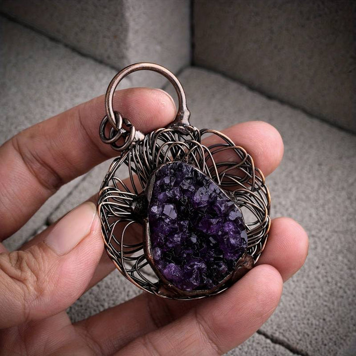 Collana Olivenorma con pietra preziosa di ametista irregolare intarsiata e filo avvolto