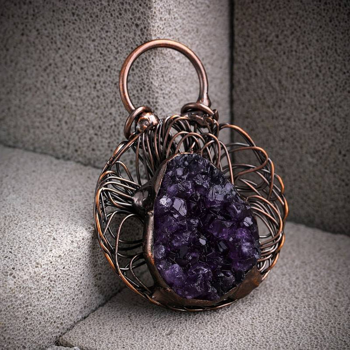Collana Olivenorma con pietra preziosa di ametista irregolare intarsiata e filo avvolto