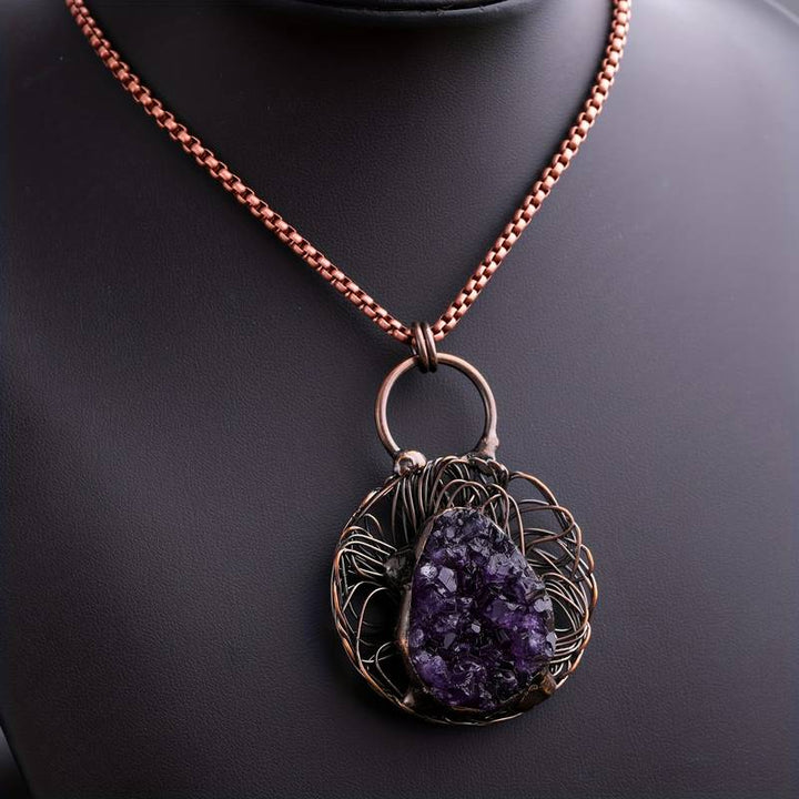Collana Olivenorma con pietra preziosa di ametista irregolare intarsiata e filo avvolto