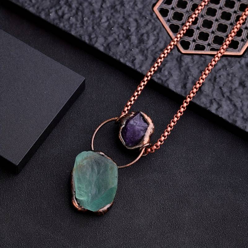 Collana con pietra preziosa irregolare di fluorite verde e ametista Olivenorma