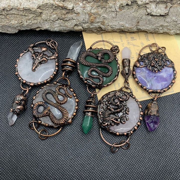 Collana Olivenorma con testa di bue in rame e pietra preziosa di quarzo trasparente