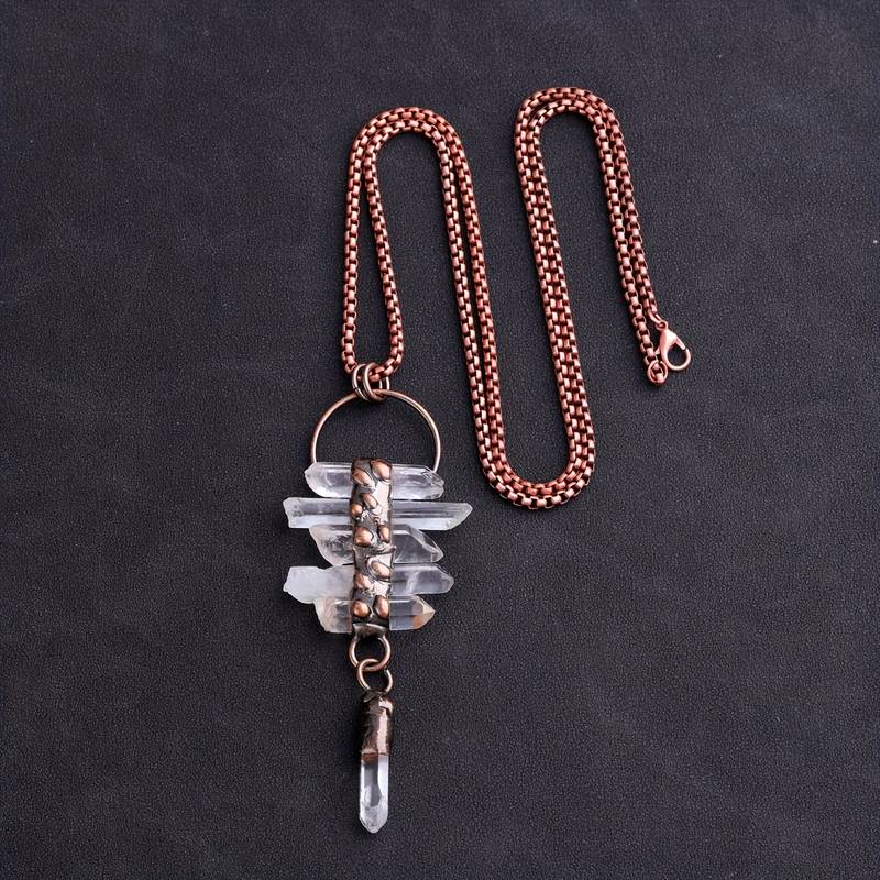 Collana con pietre preziose a nappa in quarzo ialino irregolare Olivenorma, composta da sei pezzi