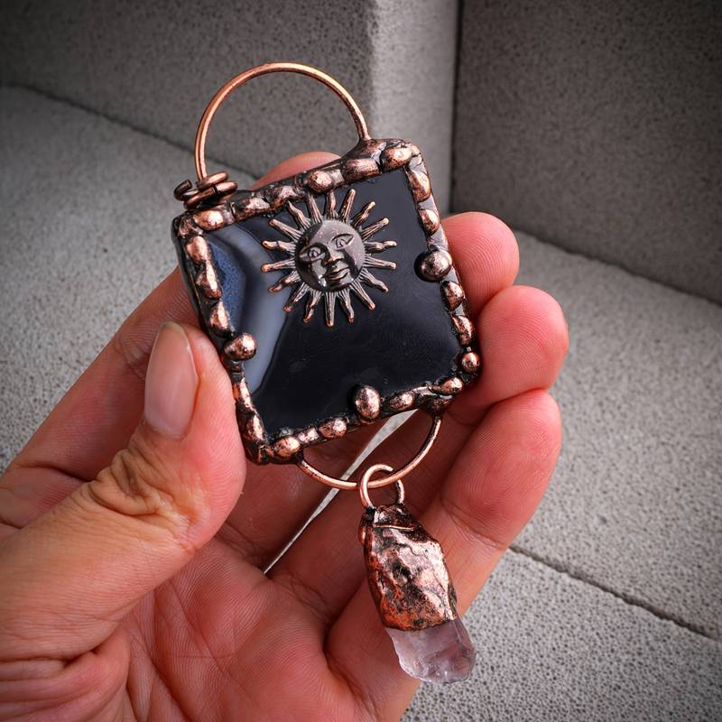 Collana con pietra preziosa irregolare in agata nera e ametista del dio del sole Olivenorma