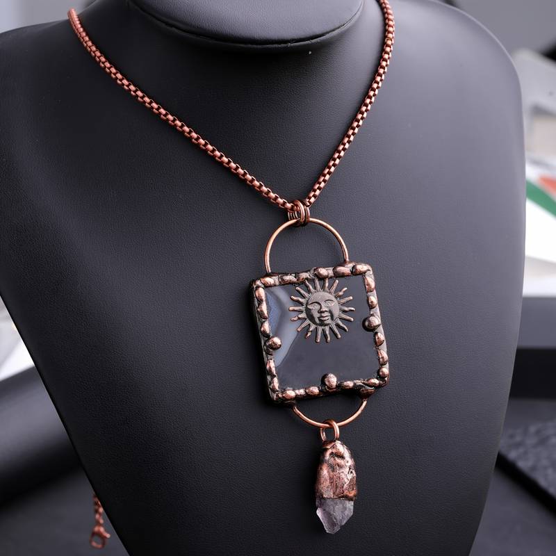 Collana con pietra preziosa irregolare in agata nera e ametista del dio del sole Olivenorma