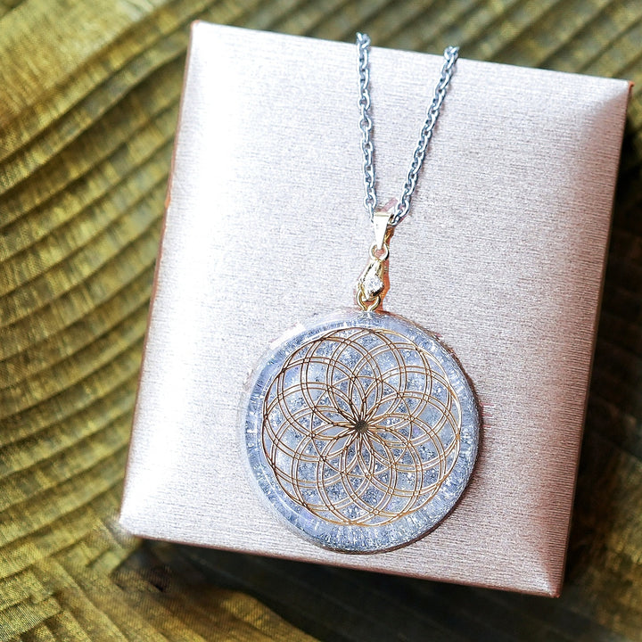 Collana con simbolo del cubo di Metatron in cristallo trasparente Olivenorma Orgone