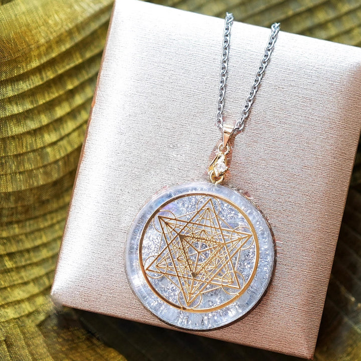 Collana con simbolo del cubo di Metatron in cristallo trasparente Olivenorma Orgone