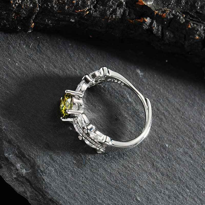 Olivenorma "The Jungle Angel" - Anello in peridoto da un carato con quattro artigli