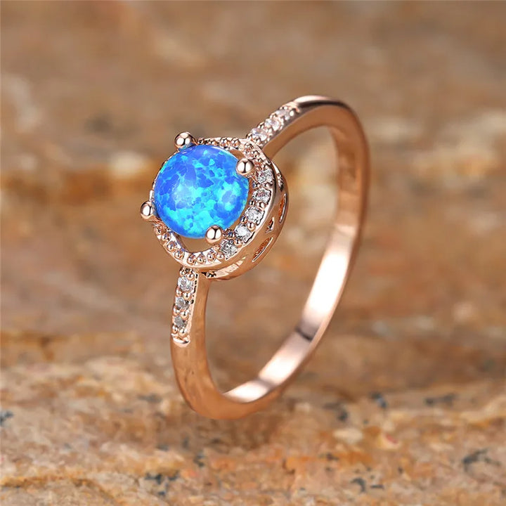 Anello classico Olivenorma con quattro griffe e opale rotondo
