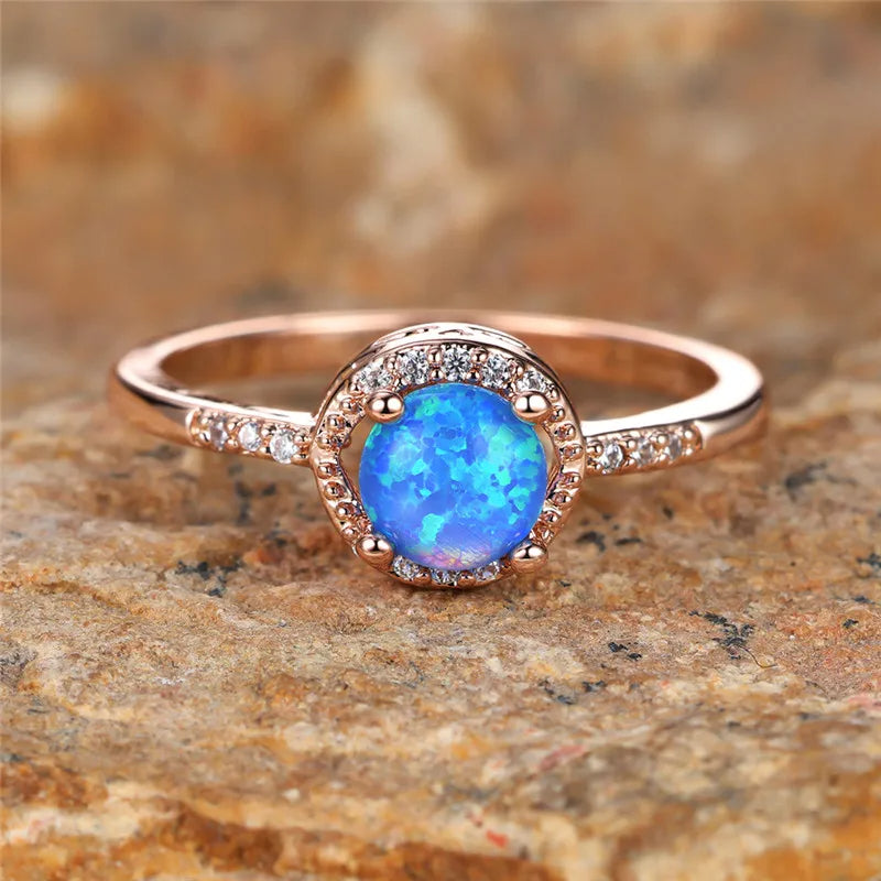 Anello classico Olivenorma con quattro griffe e opale rotondo