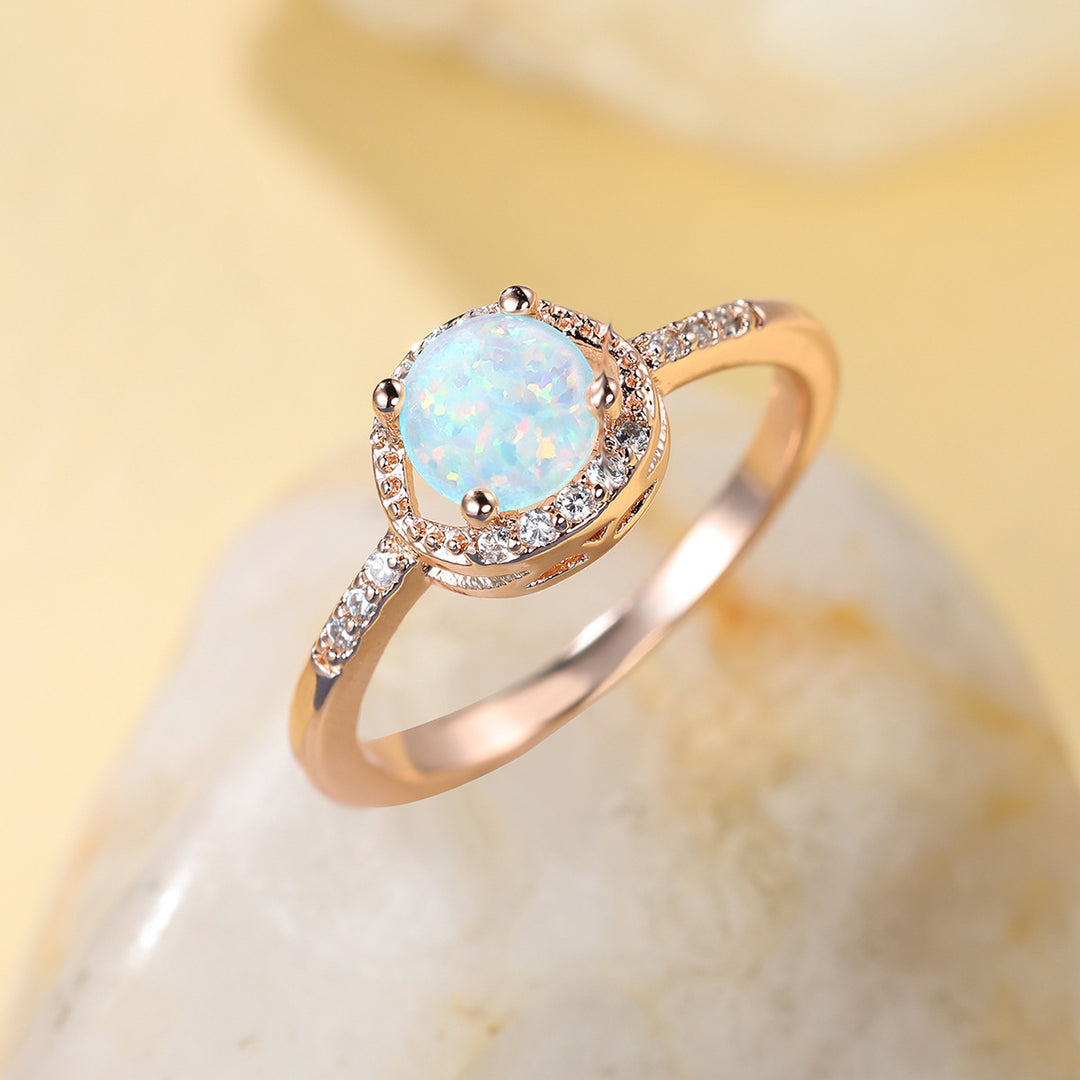Anello classico Olivenorma con quattro griffe e opale rotondo