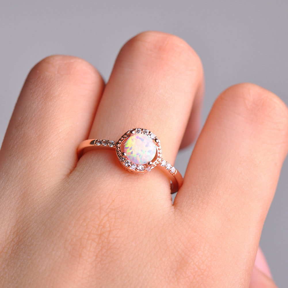 Anello classico Olivenorma con quattro griffe e opale rotondo