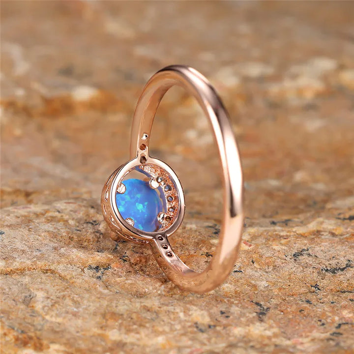 Anello classico Olivenorma con quattro griffe e opale rotondo