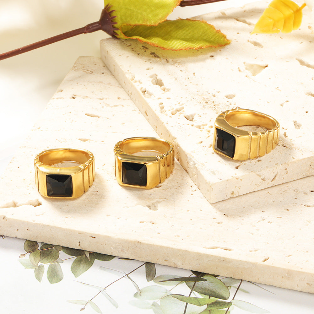 Anello Olivenorma Square in acciaio e titanio con onice nero