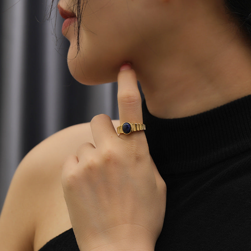 Anello in acciaio al titanio con motivo verticale in oro e lapislazzuli Olivenorma