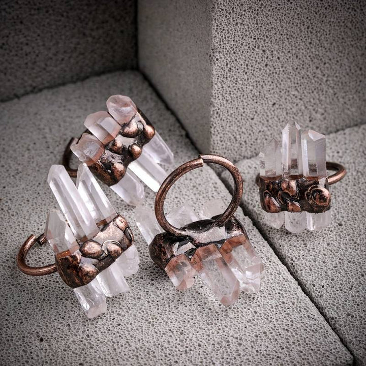 Anello regolabile Olivenorma con tre quarzi trasparenti naturali