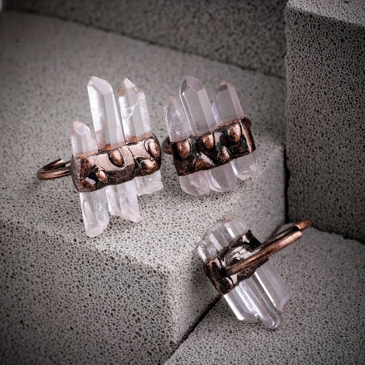 Anello regolabile Olivenorma con tre quarzi trasparenti naturali