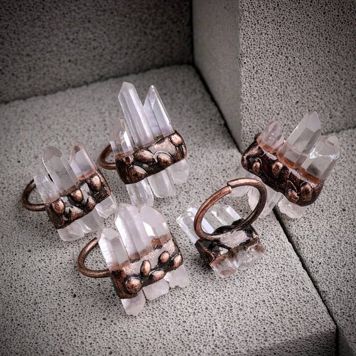 Anello regolabile Olivenorma con tre quarzi trasparenti naturali