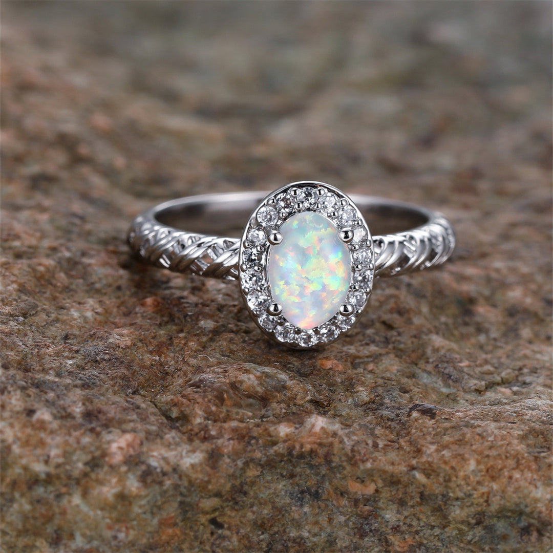 Anello con motivo a corda intrecciata con bordo ovale in opale Olivenorma