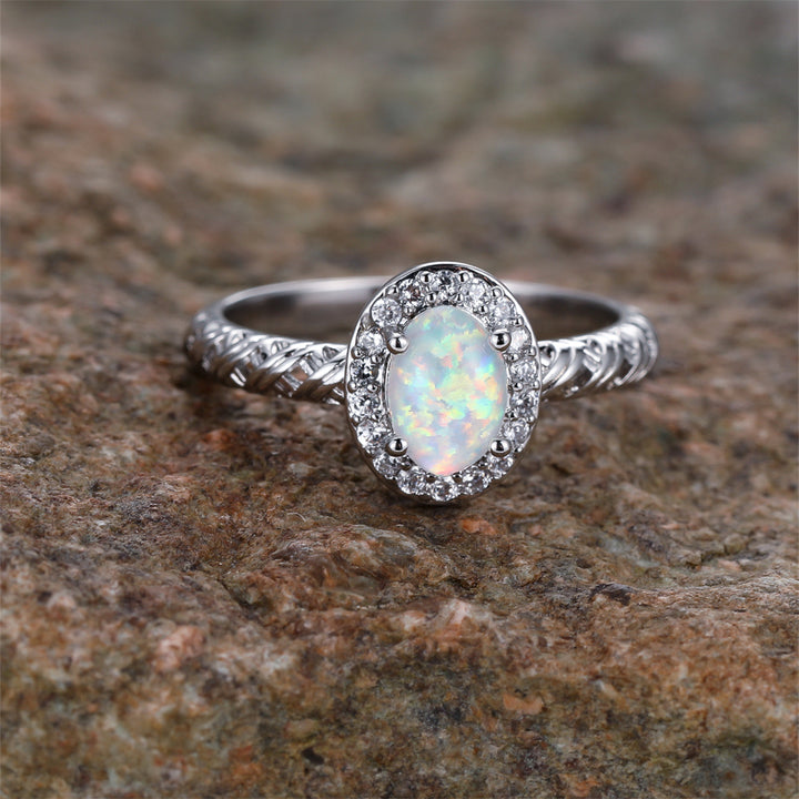 Anello con motivo a corda intrecciata con bordo ovale in opale Olivenorma