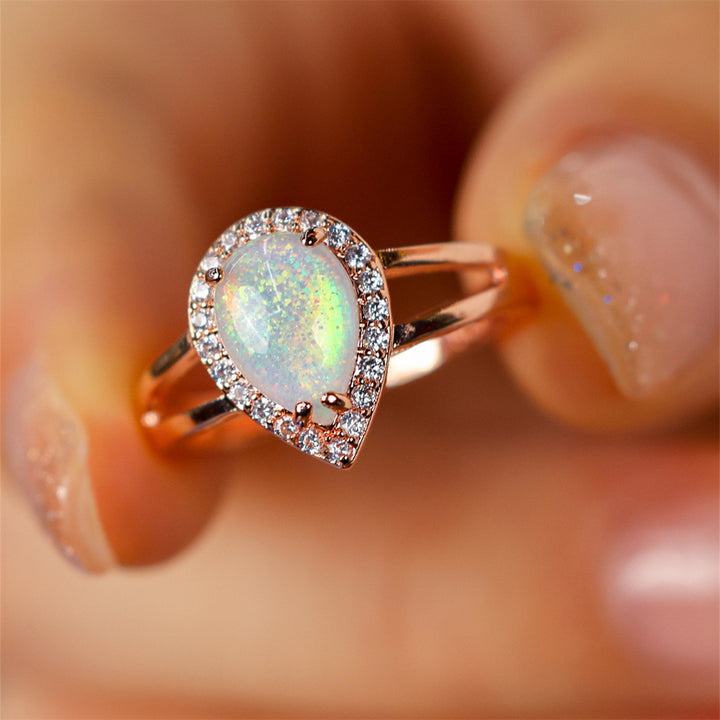 Anello di lusso Olivenorma con luce opale a forma di goccia d'acqua