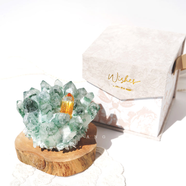 Decorazione a grappolo di cristalli con base in legno massello di quarzo fantasma verde Olivenorma