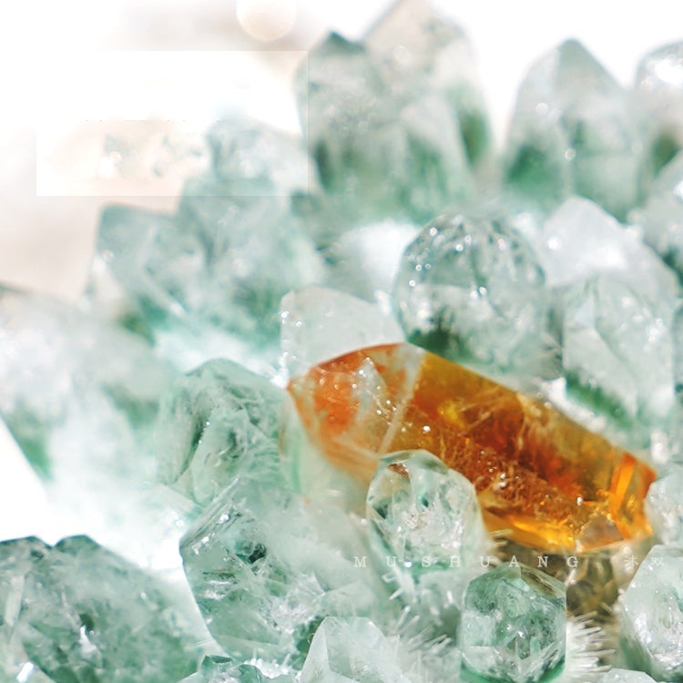 Decorazione a grappolo di cristalli con base in legno massello di quarzo fantasma verde Olivenorma