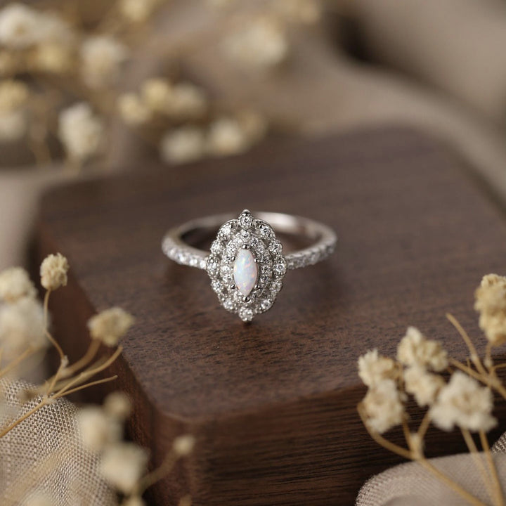 Olivenorma Anello di fidanzamento con design inciso in zircone bianco opale delicato