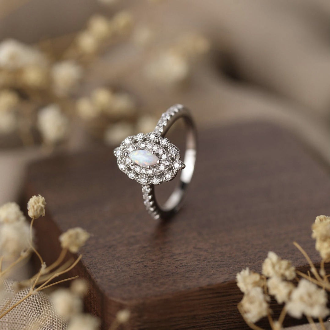 Olivenorma Anello di fidanzamento con design inciso in zircone bianco opale delicato