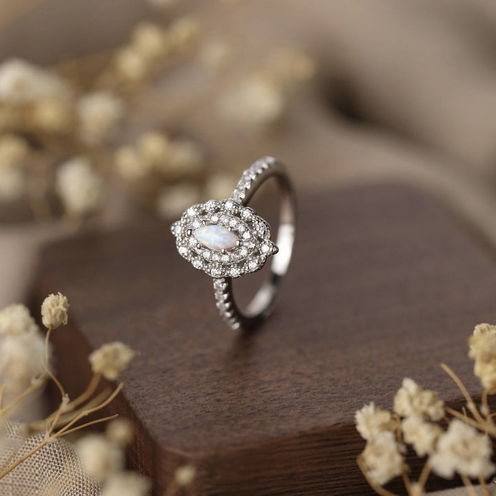 Olivenorma Anello di fidanzamento con design inciso in zircone bianco opale delicato