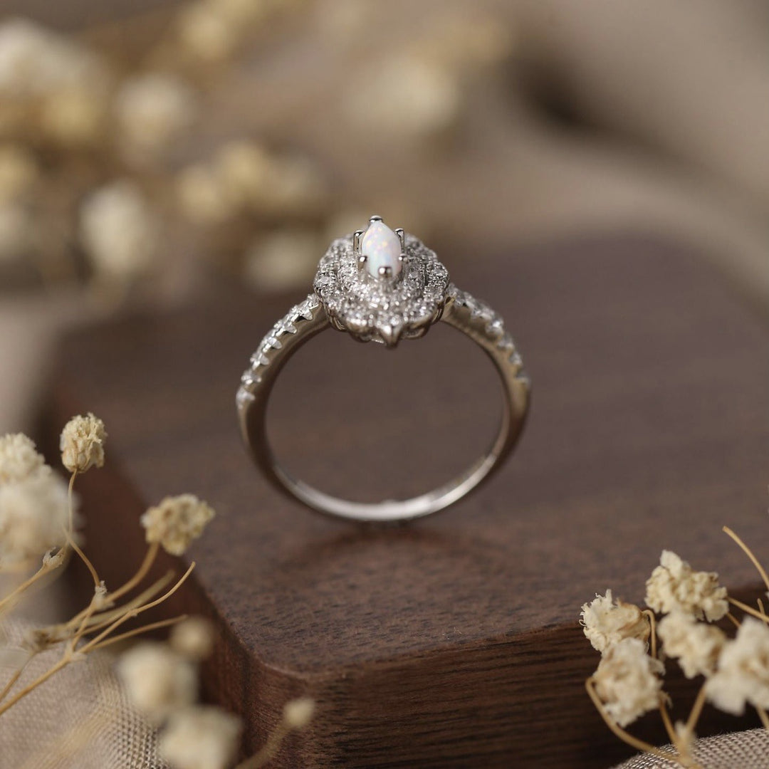 Olivenorma Anello di fidanzamento con design inciso in zircone bianco opale delicato