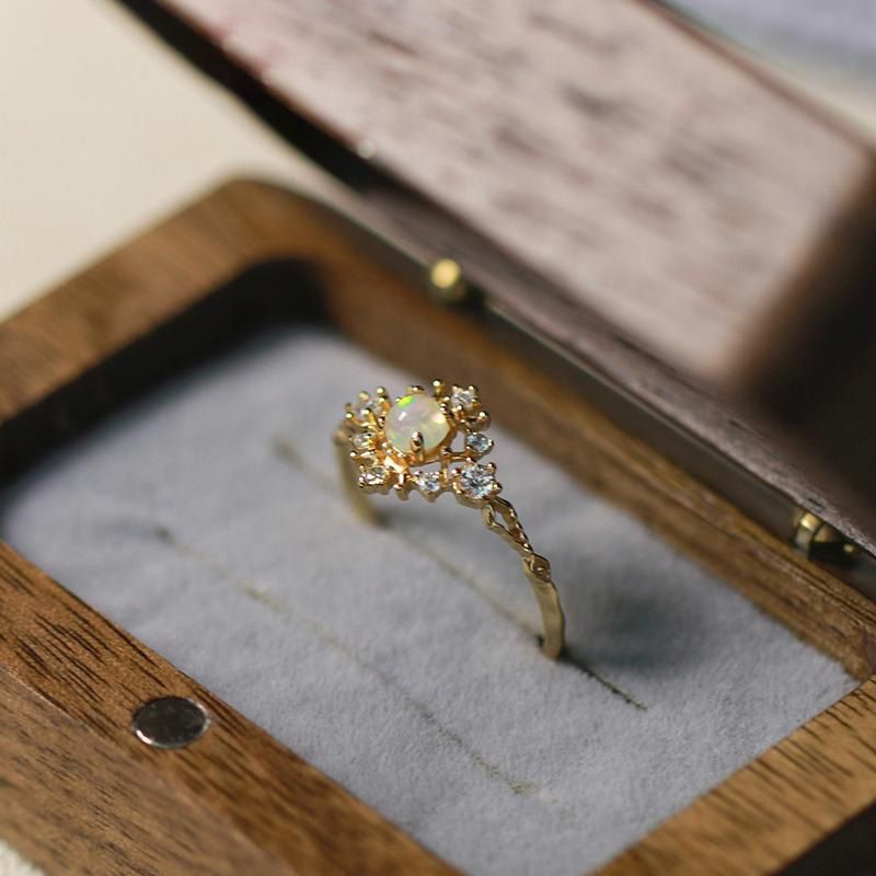 Anello di lusso leggero con zircone bianco opale intarsiato Olivenorma