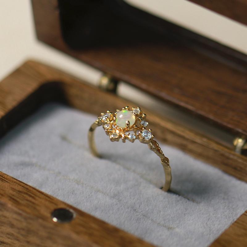 Anello di lusso leggero con zircone bianco opale intarsiato Olivenorma