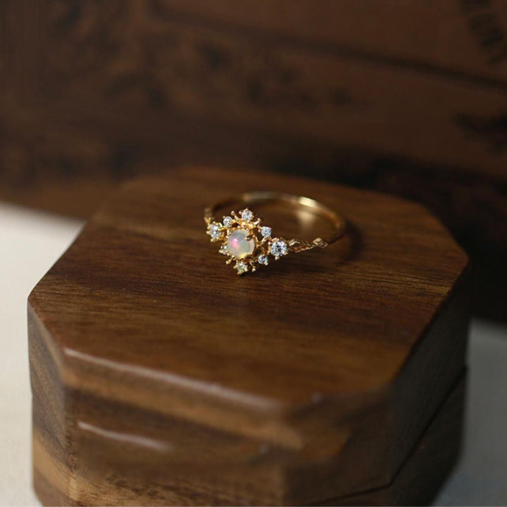 Anello di lusso leggero con zircone bianco opale intarsiato Olivenorma