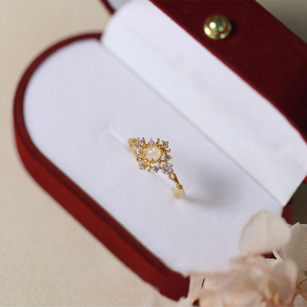 Anello di lusso leggero con zircone bianco opale intarsiato Olivenorma