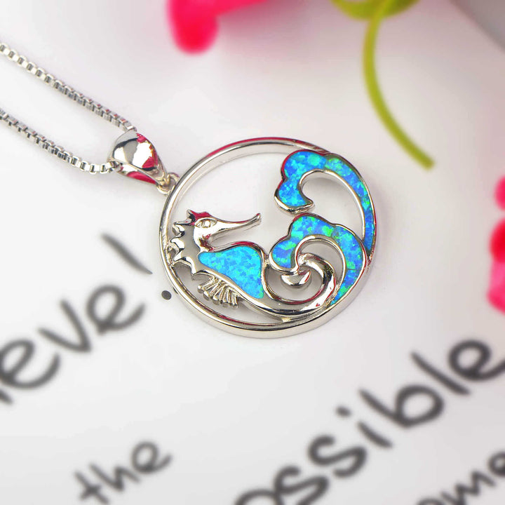 Collana con onda cavalluccio marino in blu opale Olivenorma