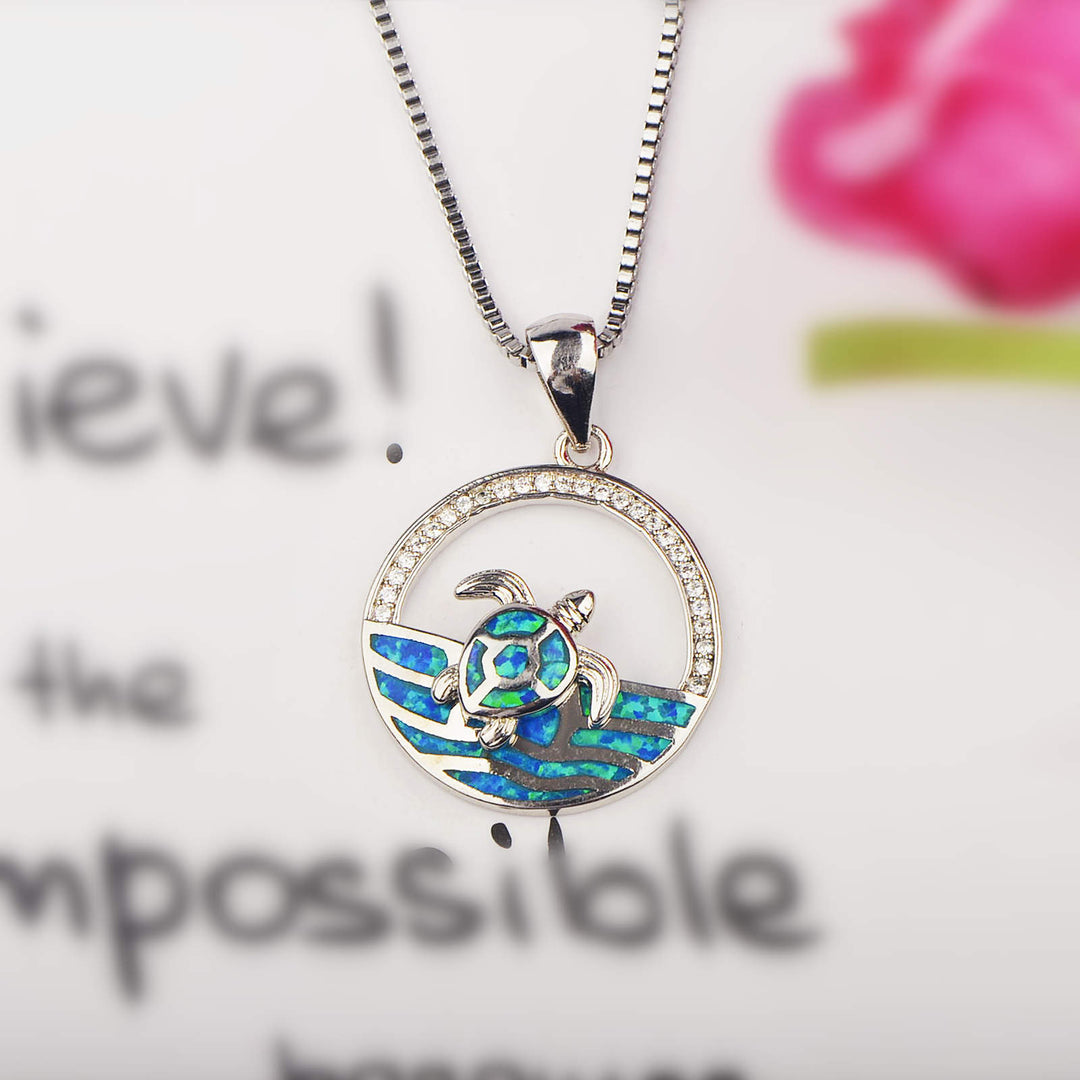 Collana con ciondolo tartaruga nuotatrice in opale blu hawaiano Olivenorma