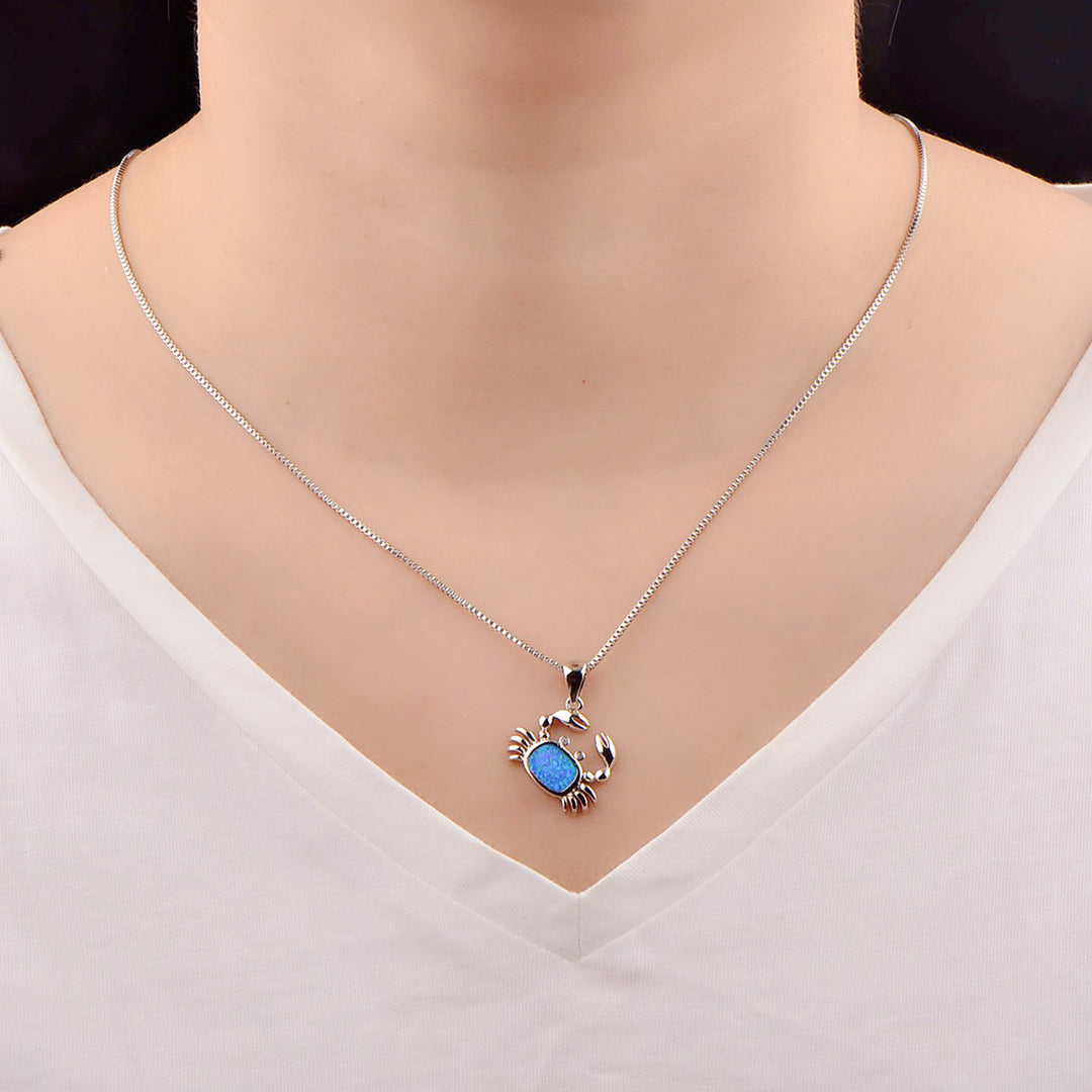 Collana con ciondolo a forma di granchio piccolo in blu opale Olivenorma