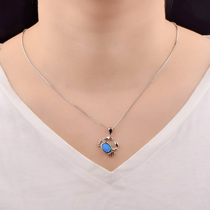 Collana con ciondolo a forma di granchio piccolo in blu opale Olivenorma