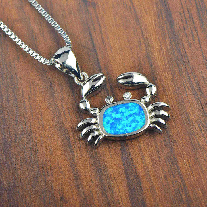 Collana con ciondolo a forma di granchio piccolo in blu opale Olivenorma