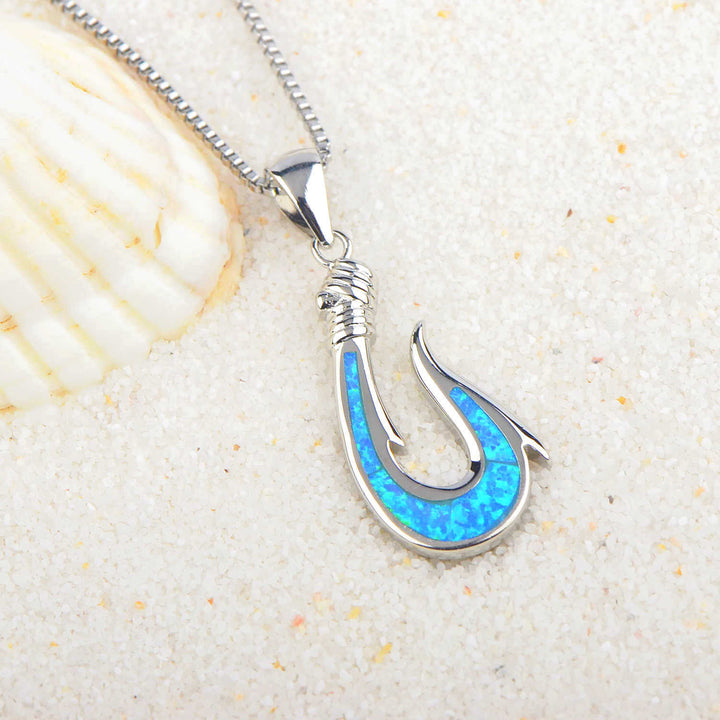 Collana con ciondolo a forma di amo da pesca in blu opale Olivenorma 