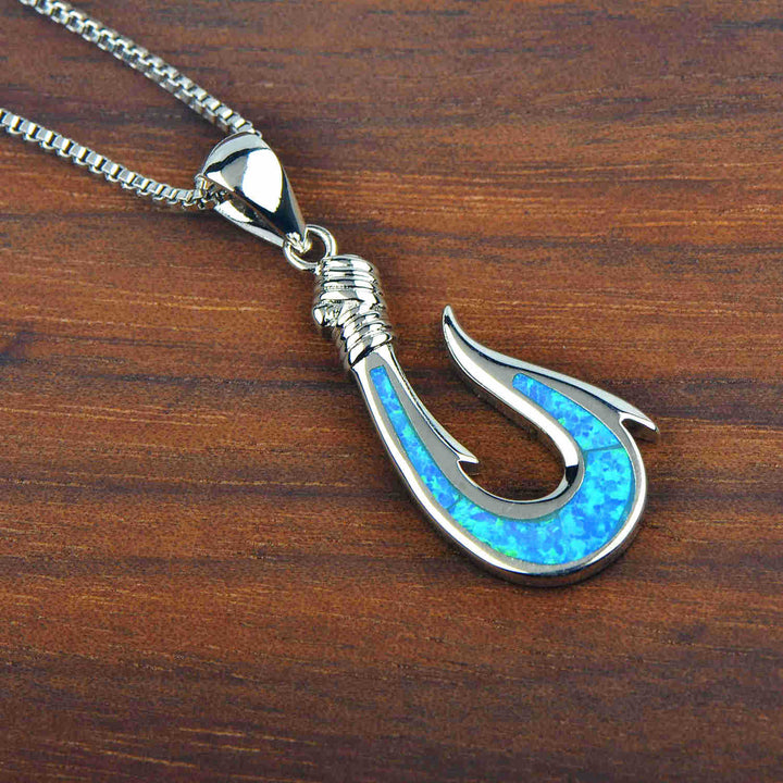 Collana con ciondolo a forma di amo da pesca in blu opale Olivenorma 