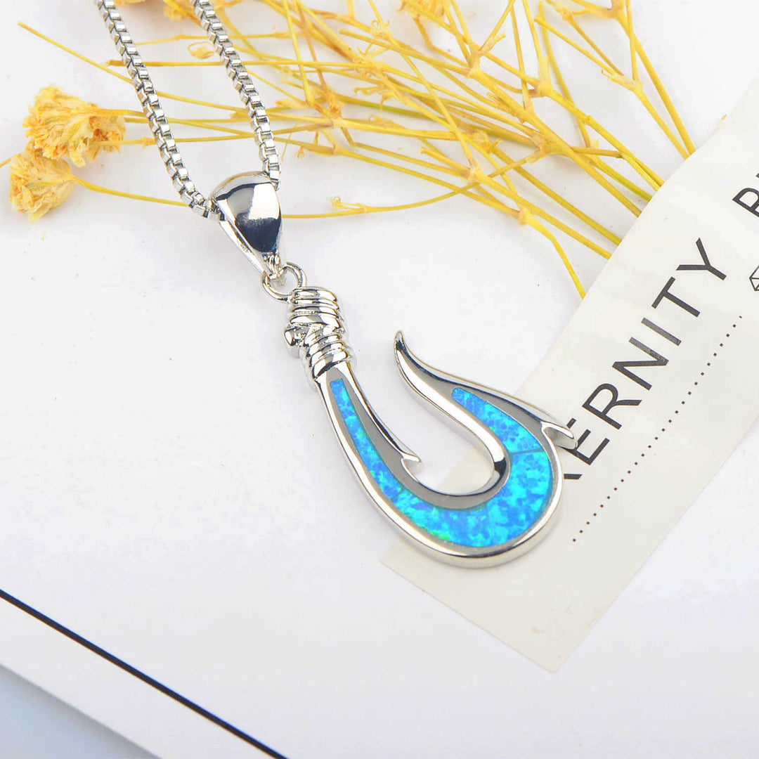 Collana con ciondolo a forma di amo da pesca in blu opale Olivenorma 