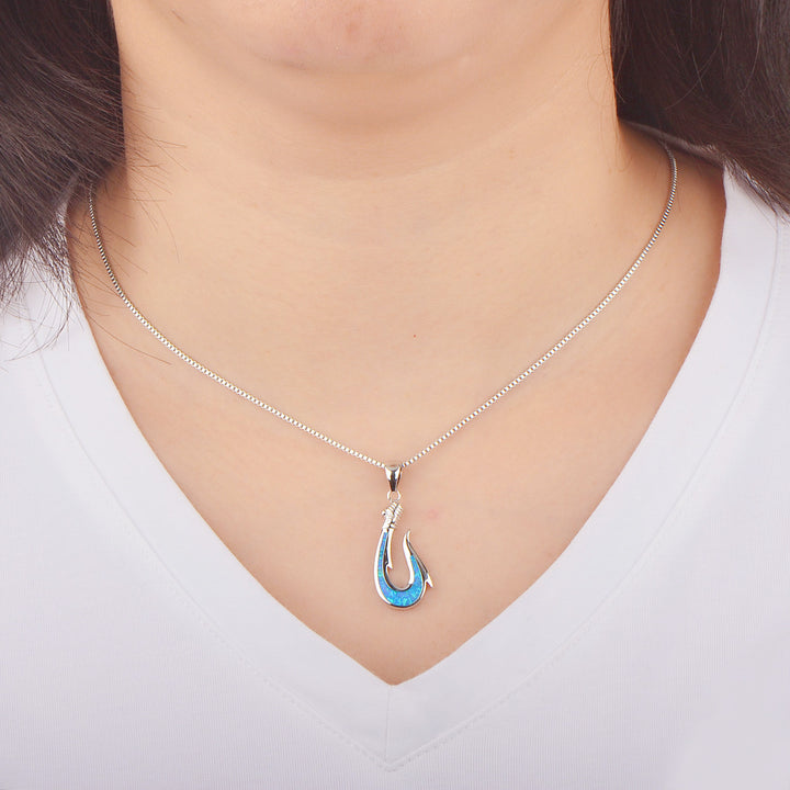 Collana con ciondolo a forma di amo da pesca in blu opale Olivenorma 